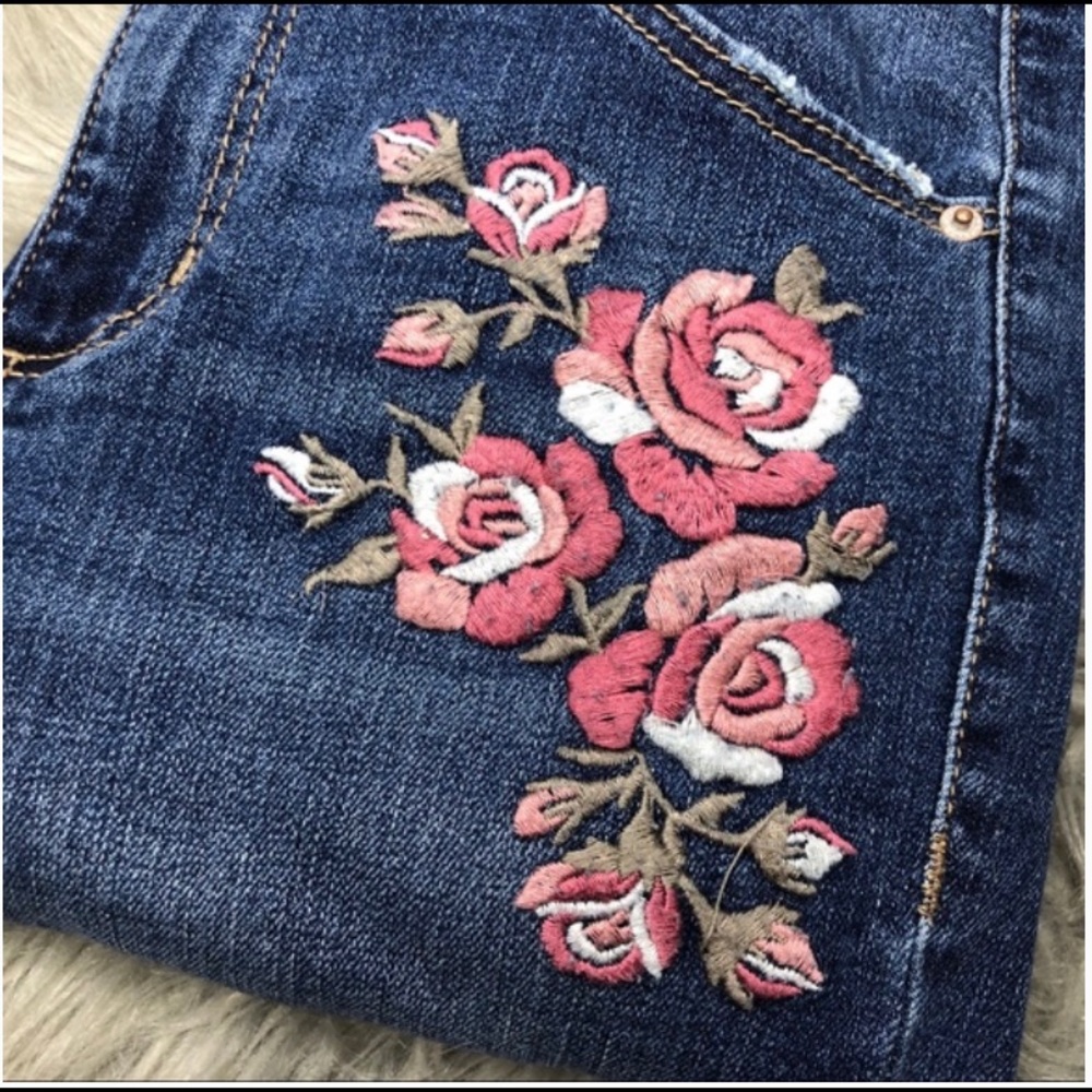 🌸Garage ultra highrise flower distressed jeans!🌸